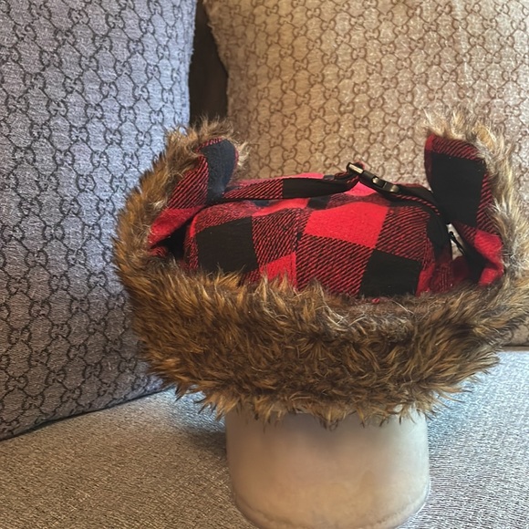 Red and black lumberjack fur trappers hat - Picture 8 of 11